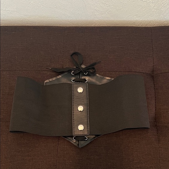 #1050+ Floral Embroidered Black Corset Belt - Picture 3 of 5